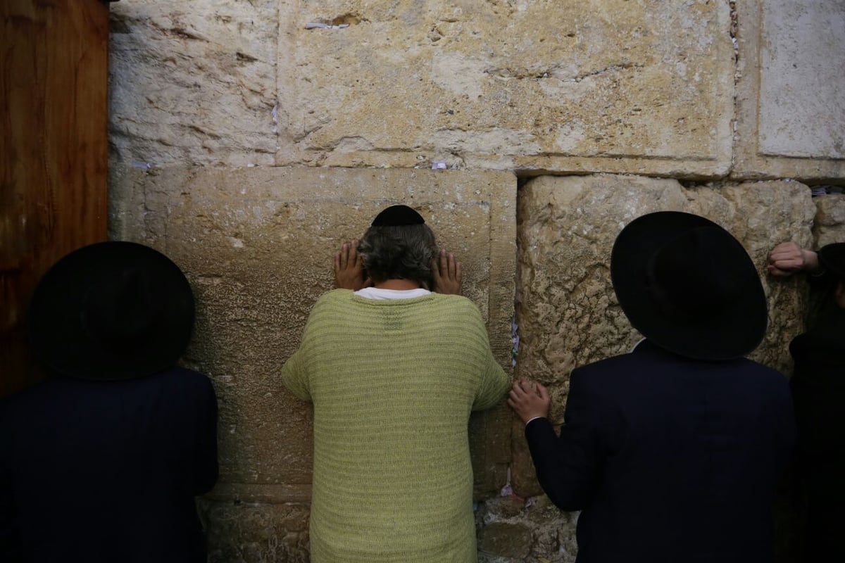 שעות לפני היום הקדוש בשנה: רבבות ביקשו סליחה בכותל