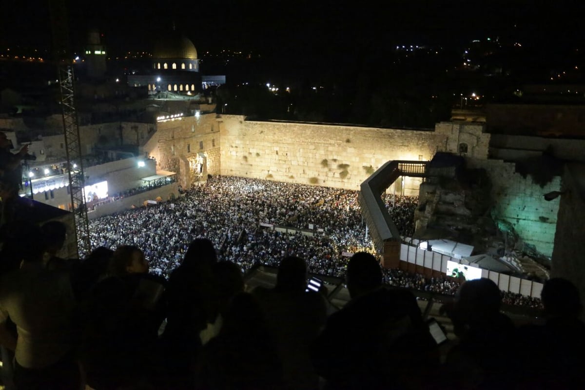 שעות לפני היום הקדוש בשנה: רבבות ביקשו סליחה בכותל