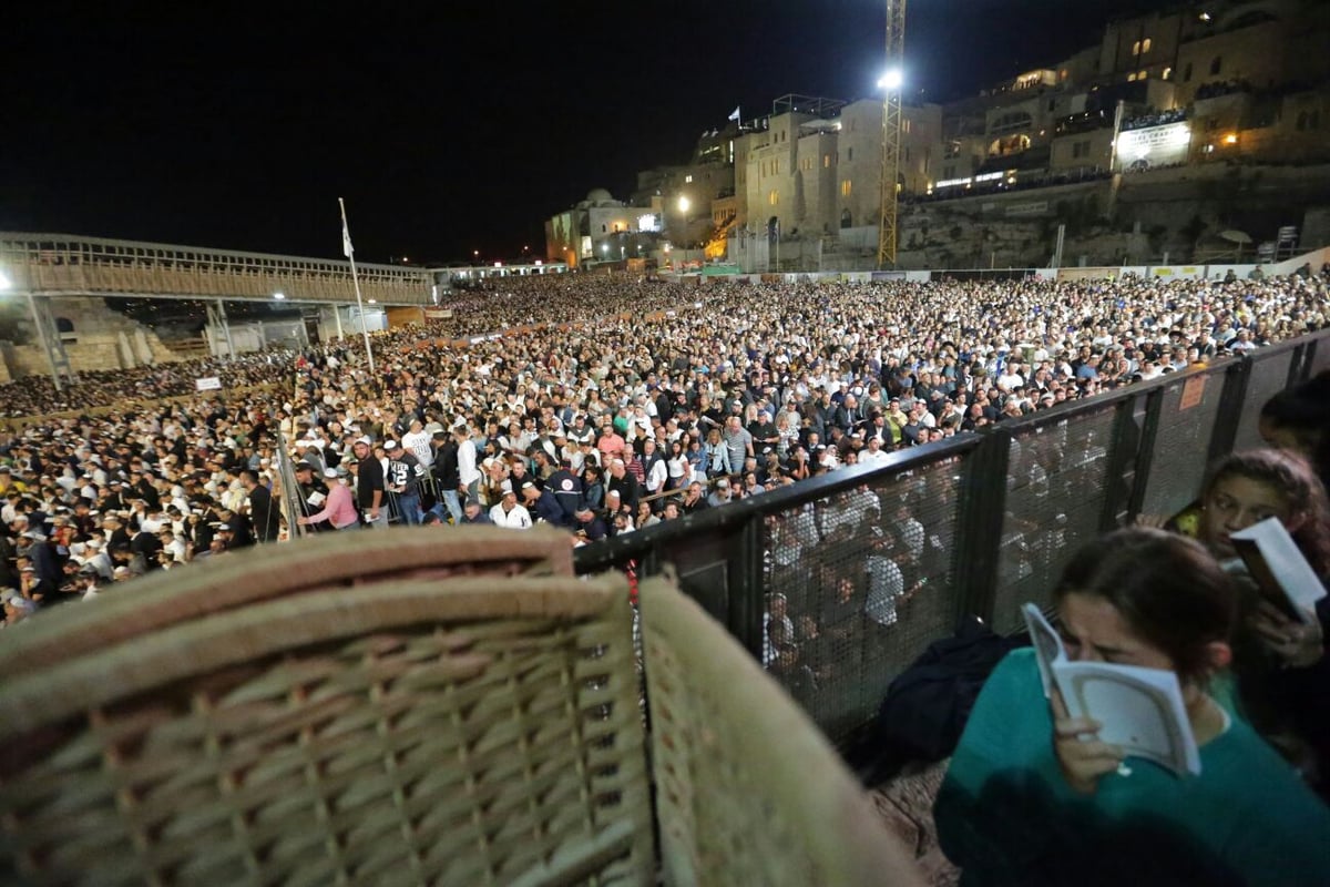 שעות לפני היום הקדוש בשנה: רבבות ביקשו סליחה בכותל