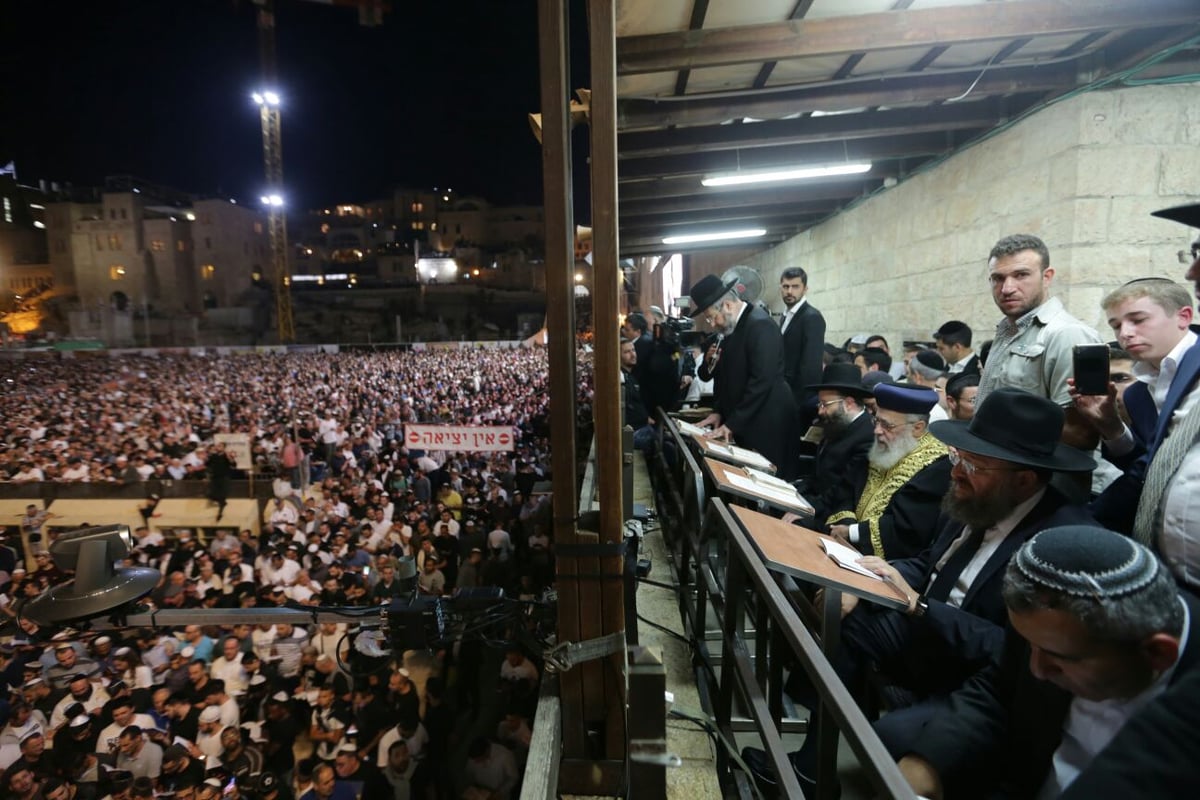 שעות לפני היום הקדוש בשנה: רבבות ביקשו סליחה בכותל