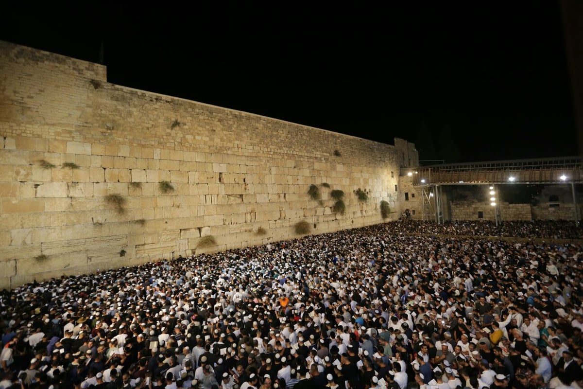 שעות לפני היום הקדוש בשנה: רבבות ביקשו סליחה בכותל