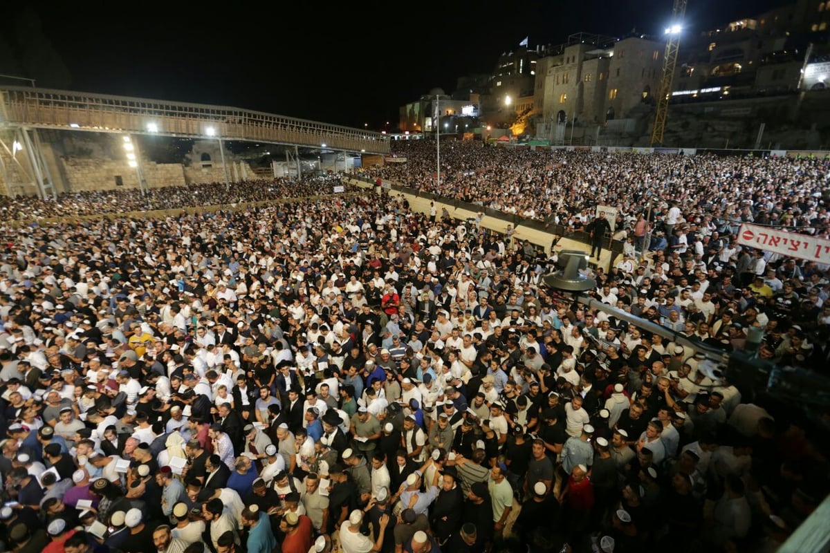 שעות לפני היום הקדוש בשנה: רבבות ביקשו סליחה בכותל