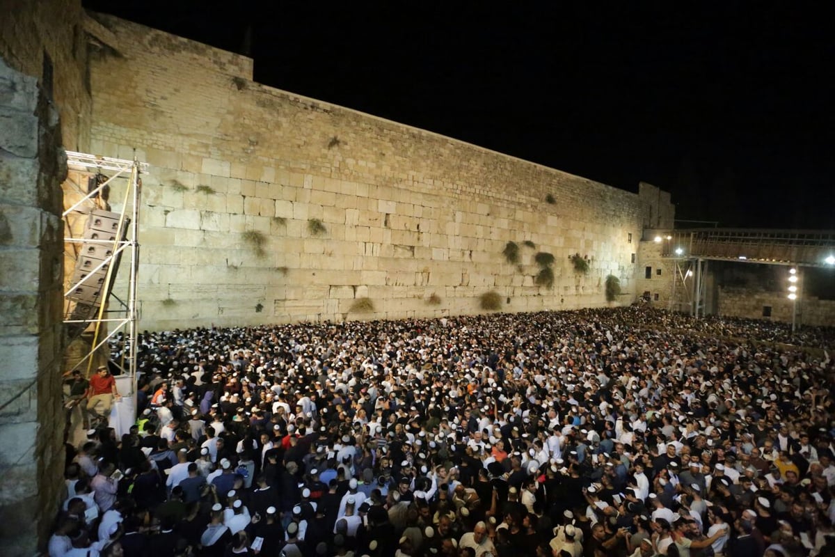 שעות לפני היום הקדוש בשנה: רבבות ביקשו סליחה בכותל