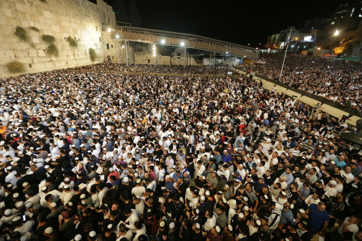 שעות לפני היום הקדוש בשנה: רבבות ביקשו סליחה בכותל