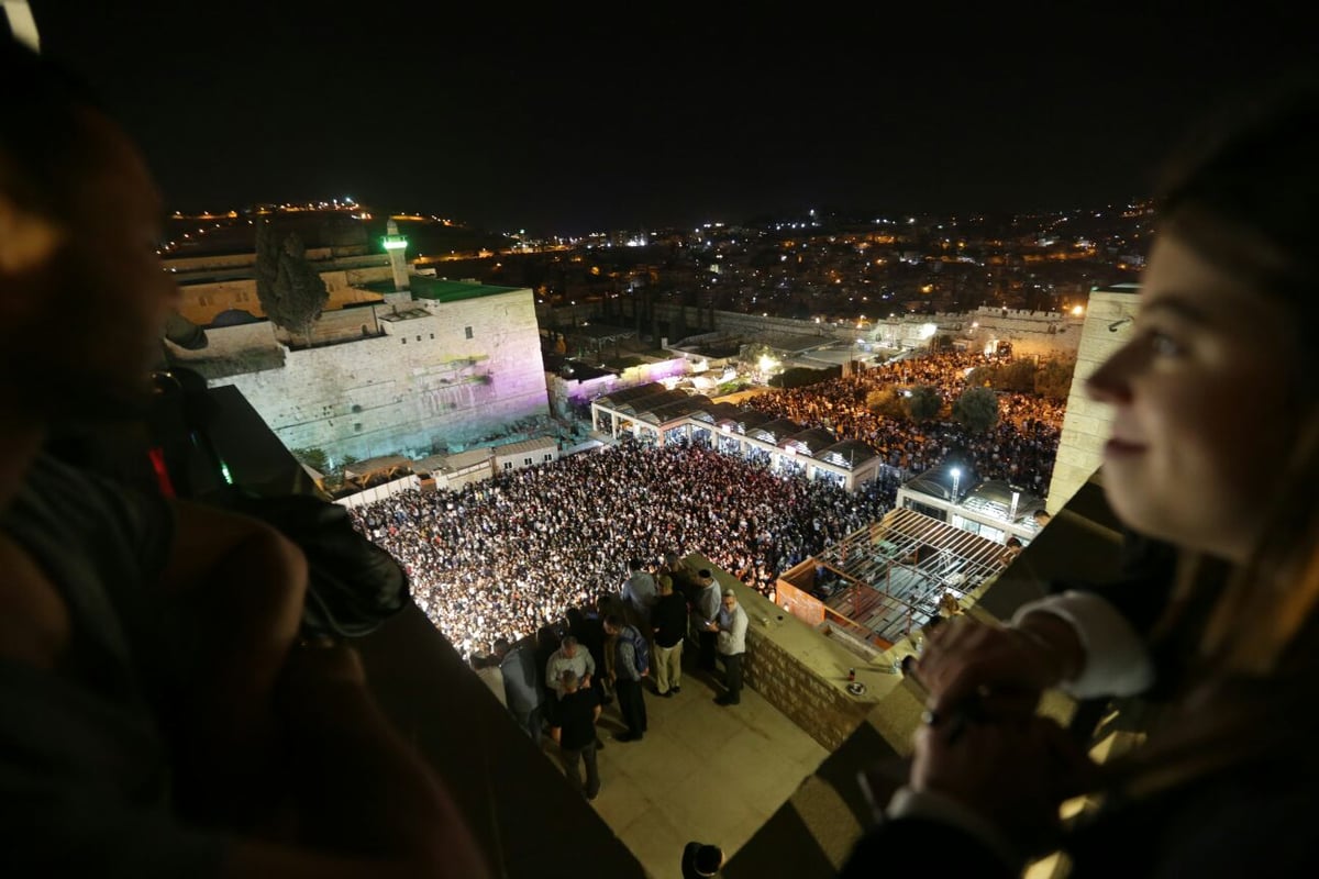 שעות לפני היום הקדוש בשנה: רבבות ביקשו סליחה בכותל