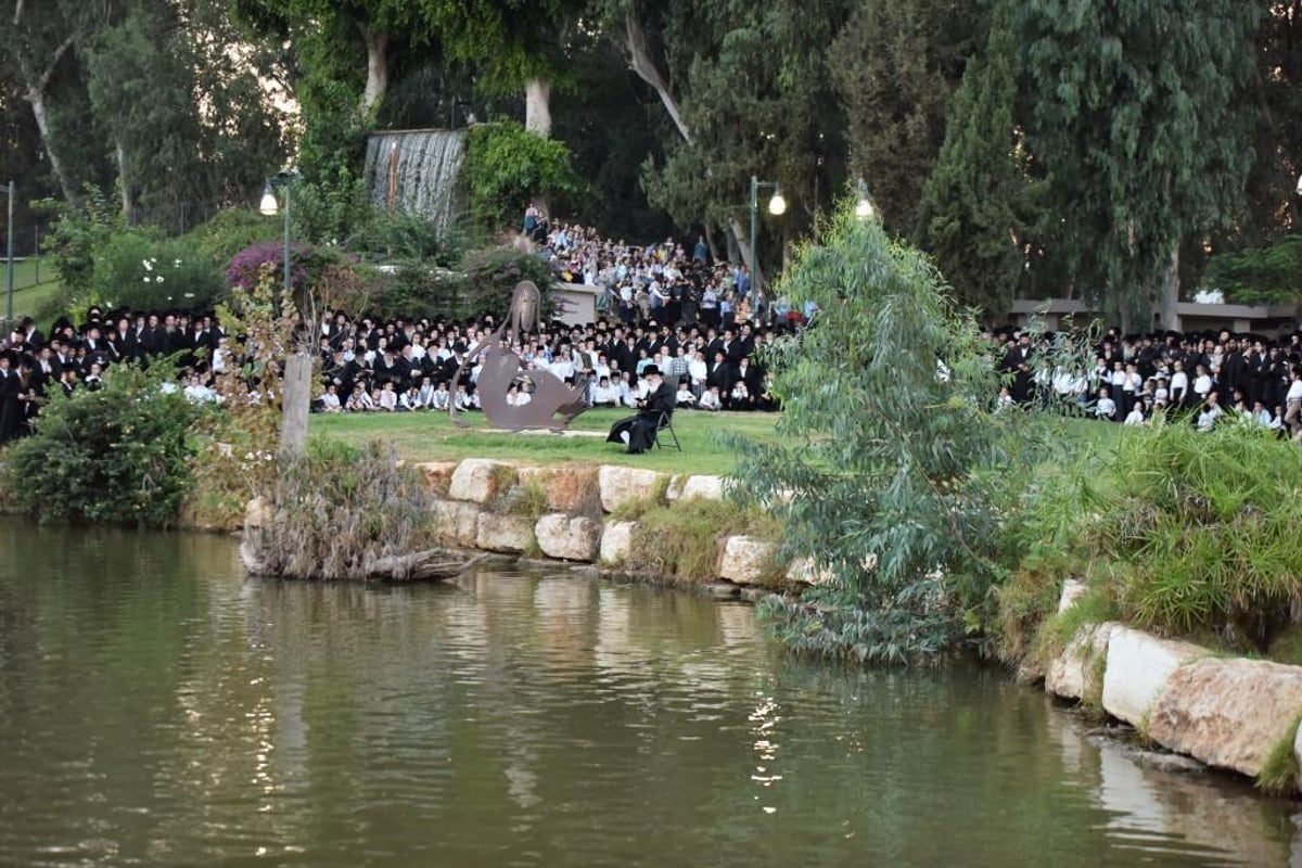 מ'התשליך' עד נעילת החג: יום כיפור ב'מרכז חסידי ויז'ניץ'