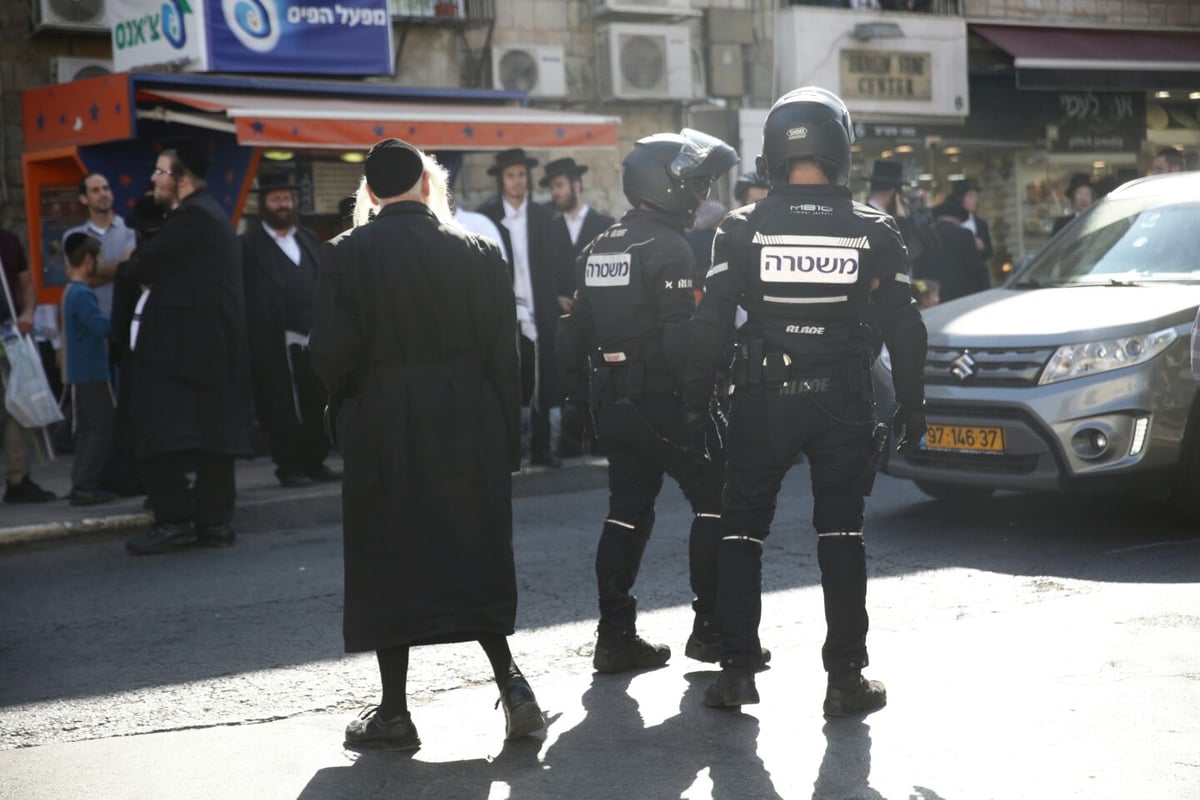 מאה שערים: שלושה חיילים הותקפו וחולצו • צפו