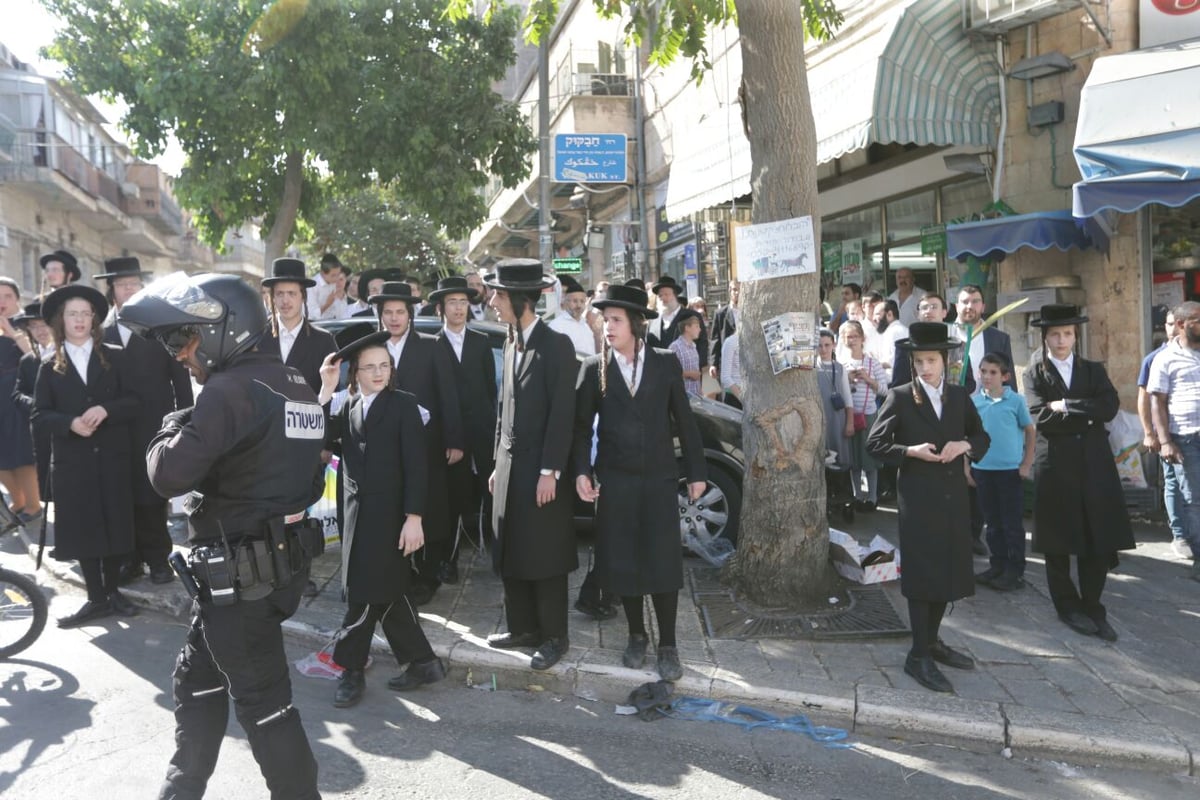 מאה שערים: שלושה חיילים הותקפו וחולצו • צפו