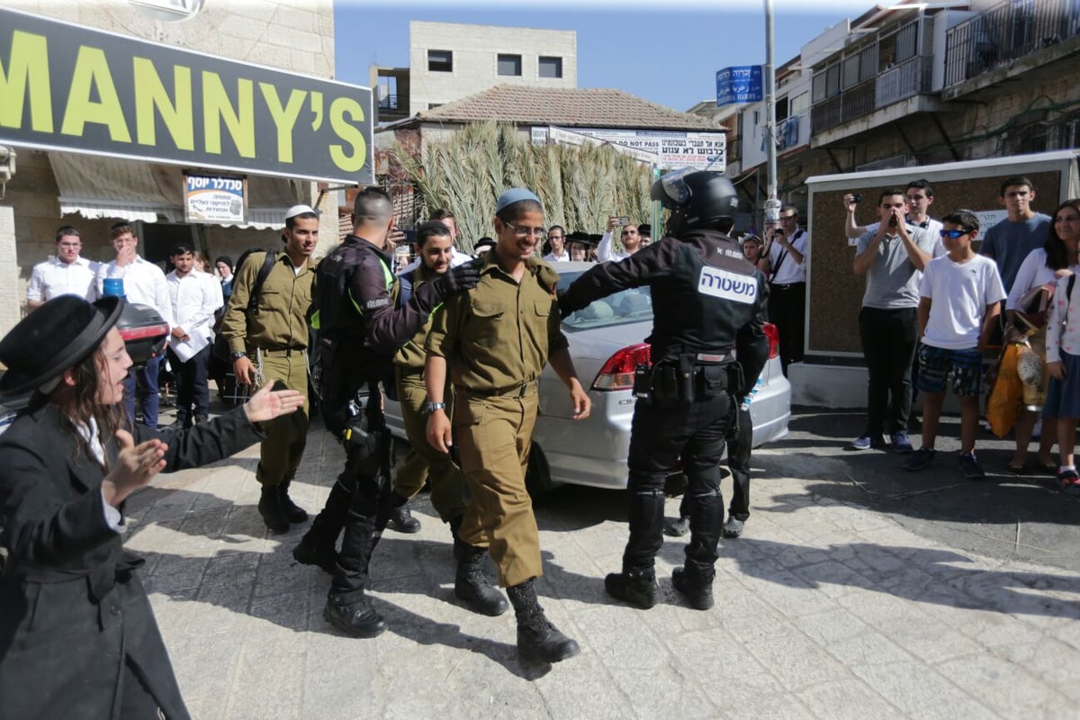 מאה שערים: שלושה חיילים הותקפו וחולצו • צפו