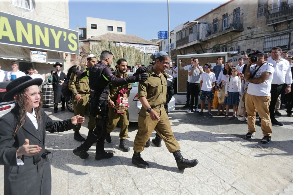 מאה שערים: שלושה חיילים הותקפו וחולצו • צפו