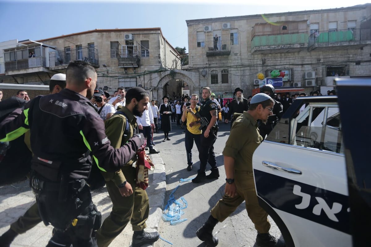 מאה שערים: שלושה חיילים הותקפו וחולצו • צפו