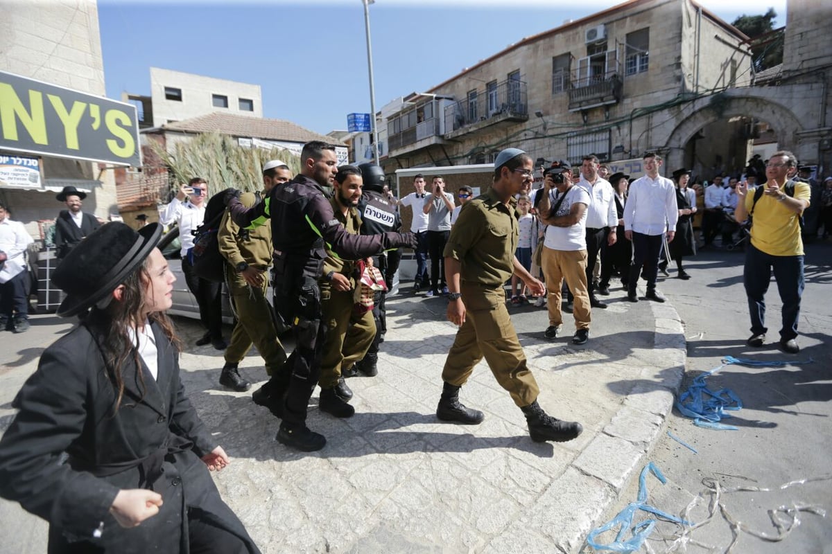 מאה שערים: שלושה חיילים הותקפו וחולצו • צפו