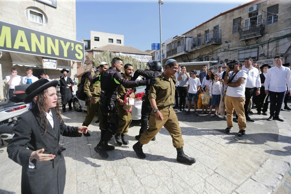 מאה שערים: שלושה חיילים הותקפו וחולצו • צפו