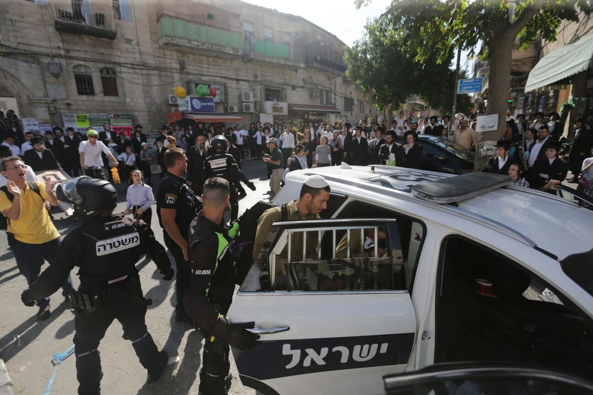 מאה שערים: שלושה חיילים הותקפו וחולצו • צפו