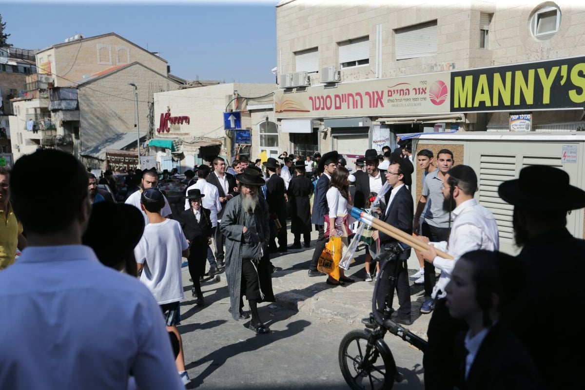 מאה שערים: שלושה חיילים הותקפו וחולצו • צפו