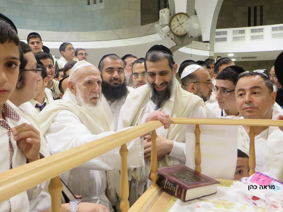 הגר"ש כהן והגר"ש בעדני בריקוד צאת כיפור