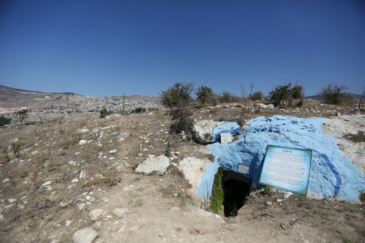 ערב סוכות: צלם "כיכר" עם המתפללים בקבר בן התנא שקבע מיהו 'גזלן'