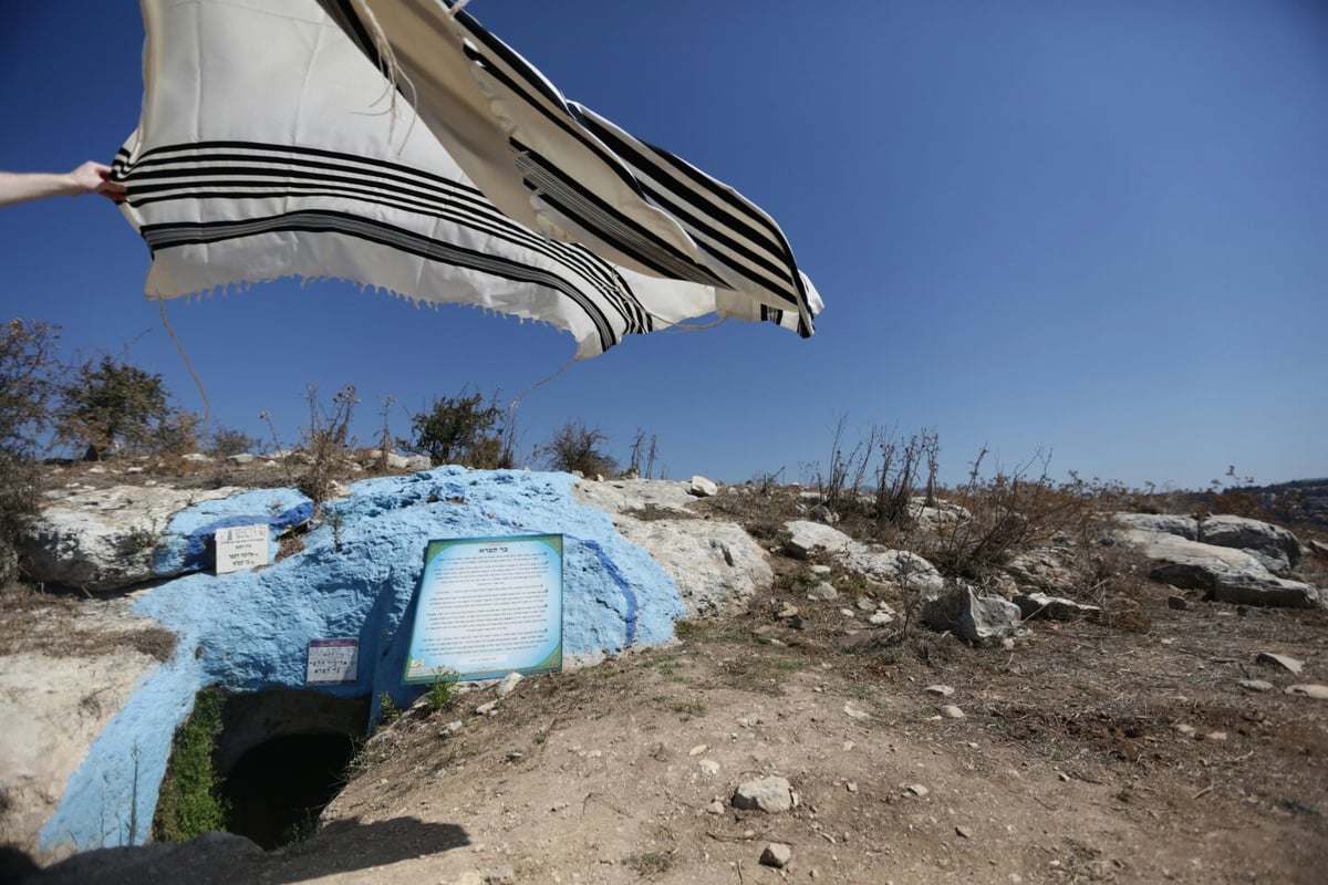 ערב סוכות: צלם "כיכר" עם המתפללים בקבר בן התנא שקבע מיהו 'גזלן'