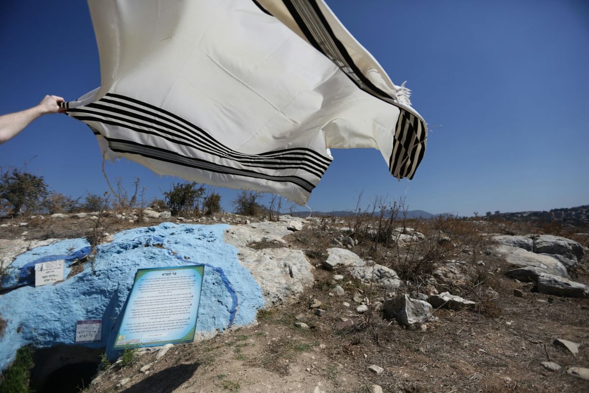 ערב סוכות: צלם "כיכר" עם המתפללים בקבר בן התנא שקבע מיהו 'גזלן'