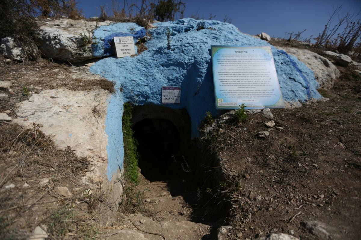 ערב סוכות: צלם "כיכר" עם המתפללים בקבר בן התנא שקבע מיהו 'גזלן'