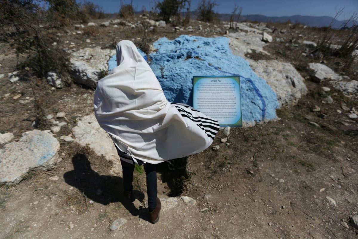 ערב סוכות: צלם "כיכר" עם המתפללים בקבר בן התנא שקבע מיהו 'גזלן'