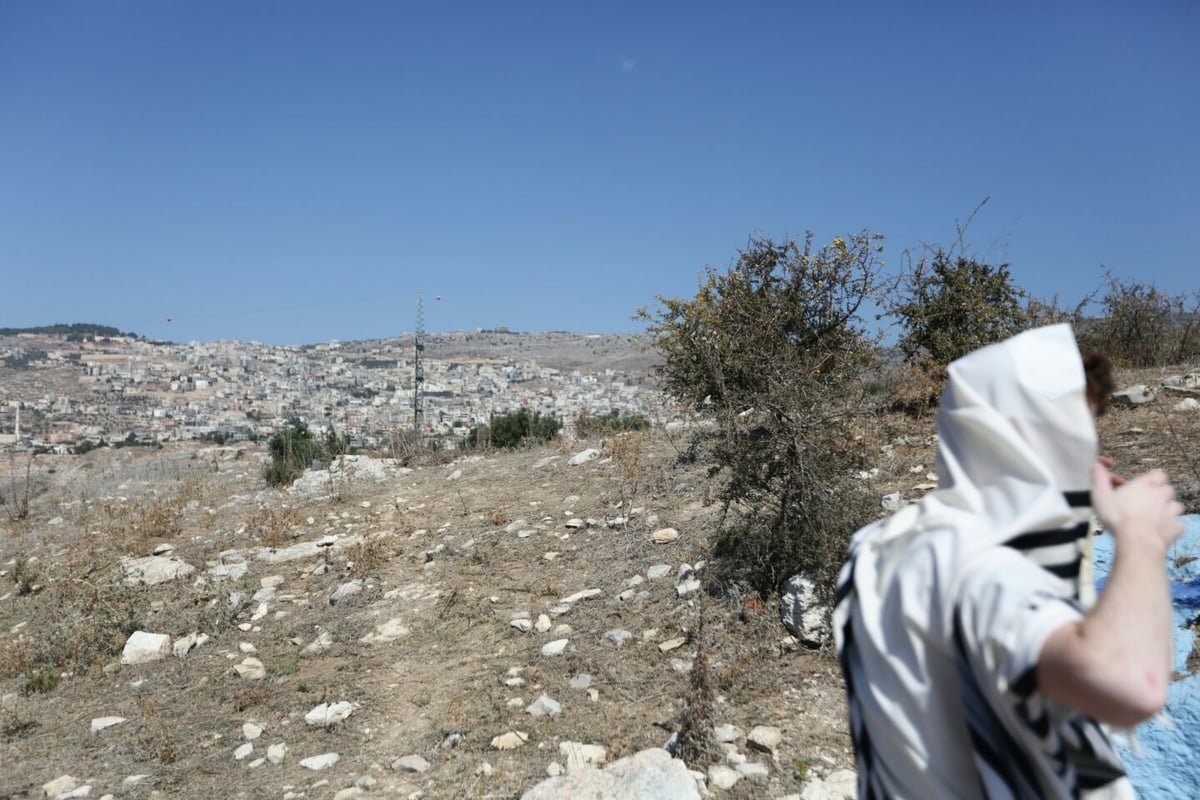 ערב סוכות: צלם "כיכר" עם המתפללים בקבר בן התנא שקבע מיהו 'גזלן'