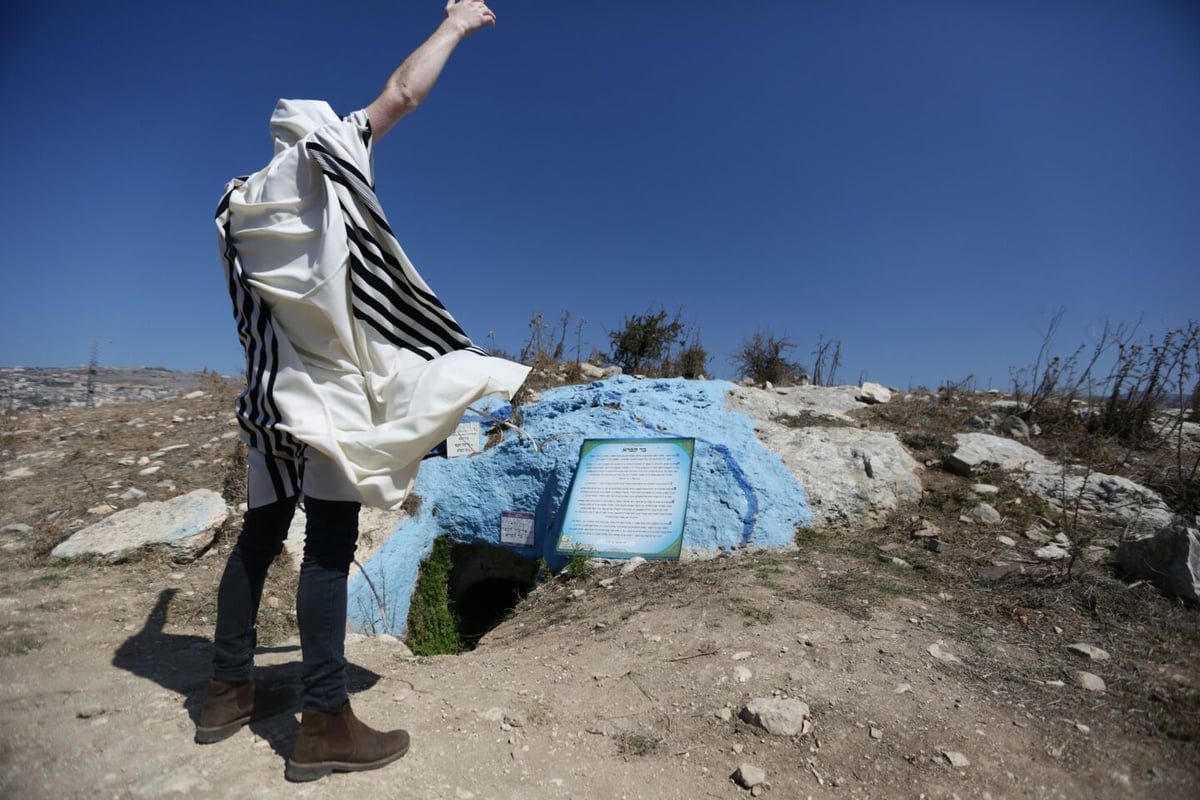 ערב סוכות: צלם "כיכר" עם המתפללים בקבר בן התנא שקבע מיהו 'גזלן'