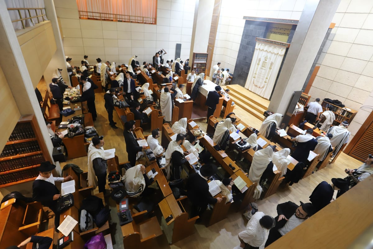 תיעוד מיוחד: ההיערכות לחג הסוכות בפריז • צפו