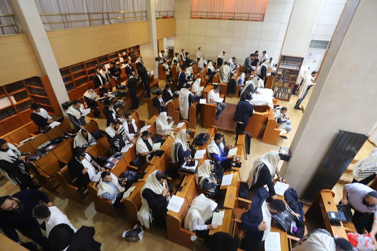 תיעוד מיוחד: ההיערכות לחג הסוכות בפריז • צפו