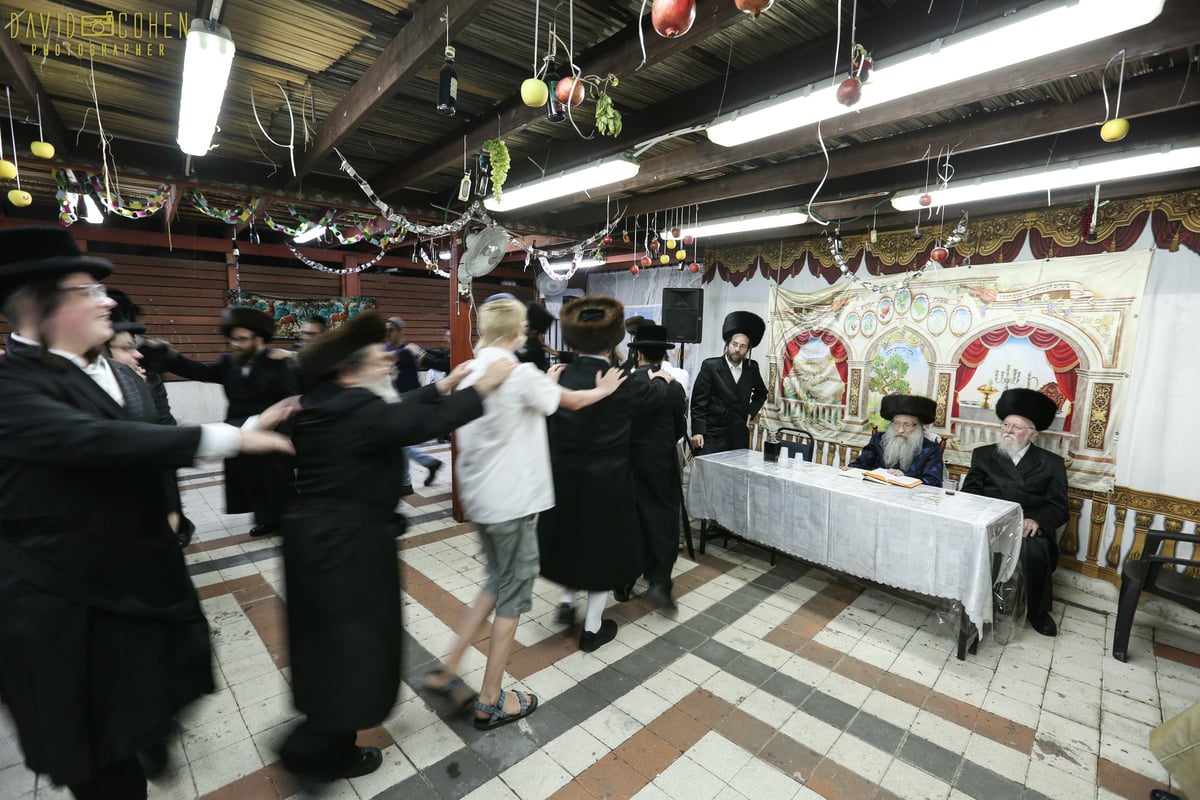 שמחת בית השואבה בחצר נדבורנה צפת. צפו