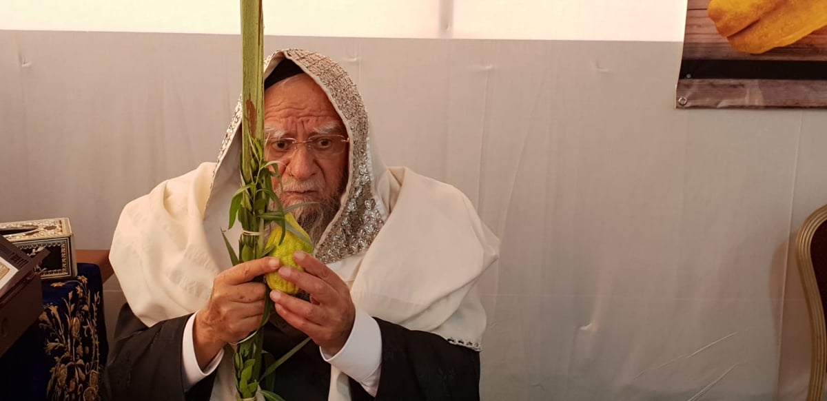 חג הסוכות במעונו של זקן הראשונים לציון