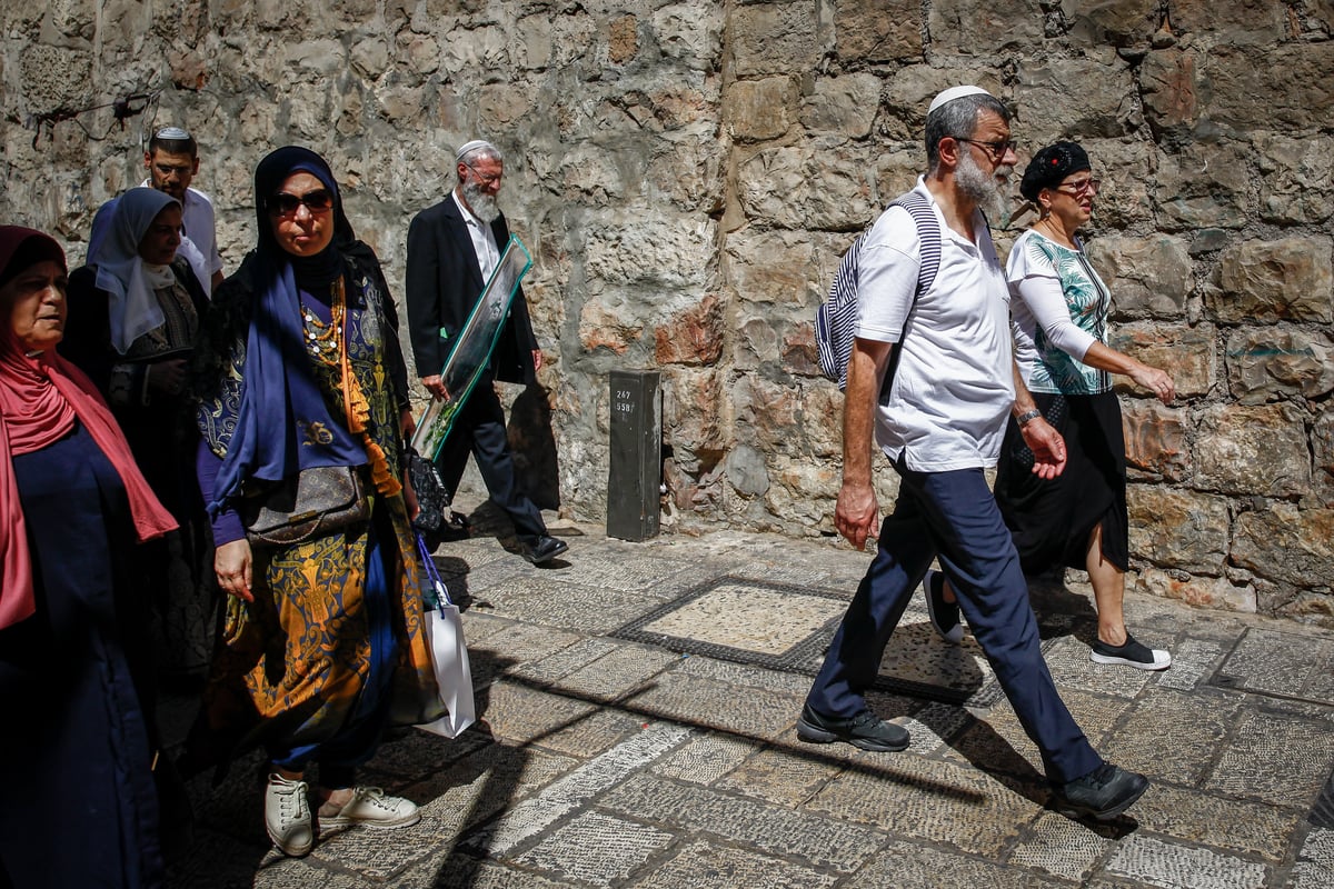 סוכות ברובע המוסלמי: יהודים עם ד' המינים