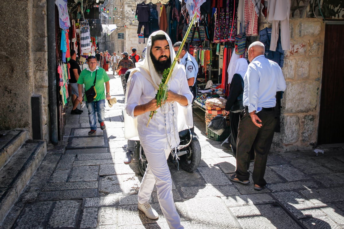 סוכות ברובע המוסלמי: יהודים עם ד' המינים