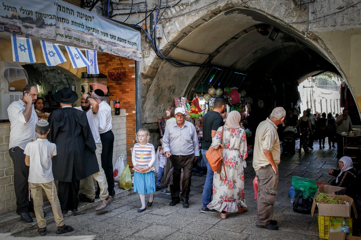 סוכות ברובע המוסלמי: יהודים עם ד' המינים