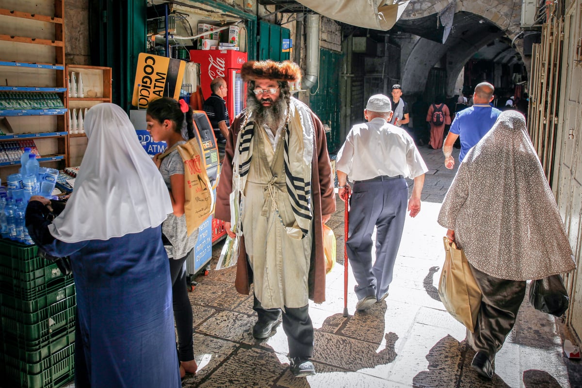 סוכות ברובע המוסלמי: יהודים עם ד' המינים