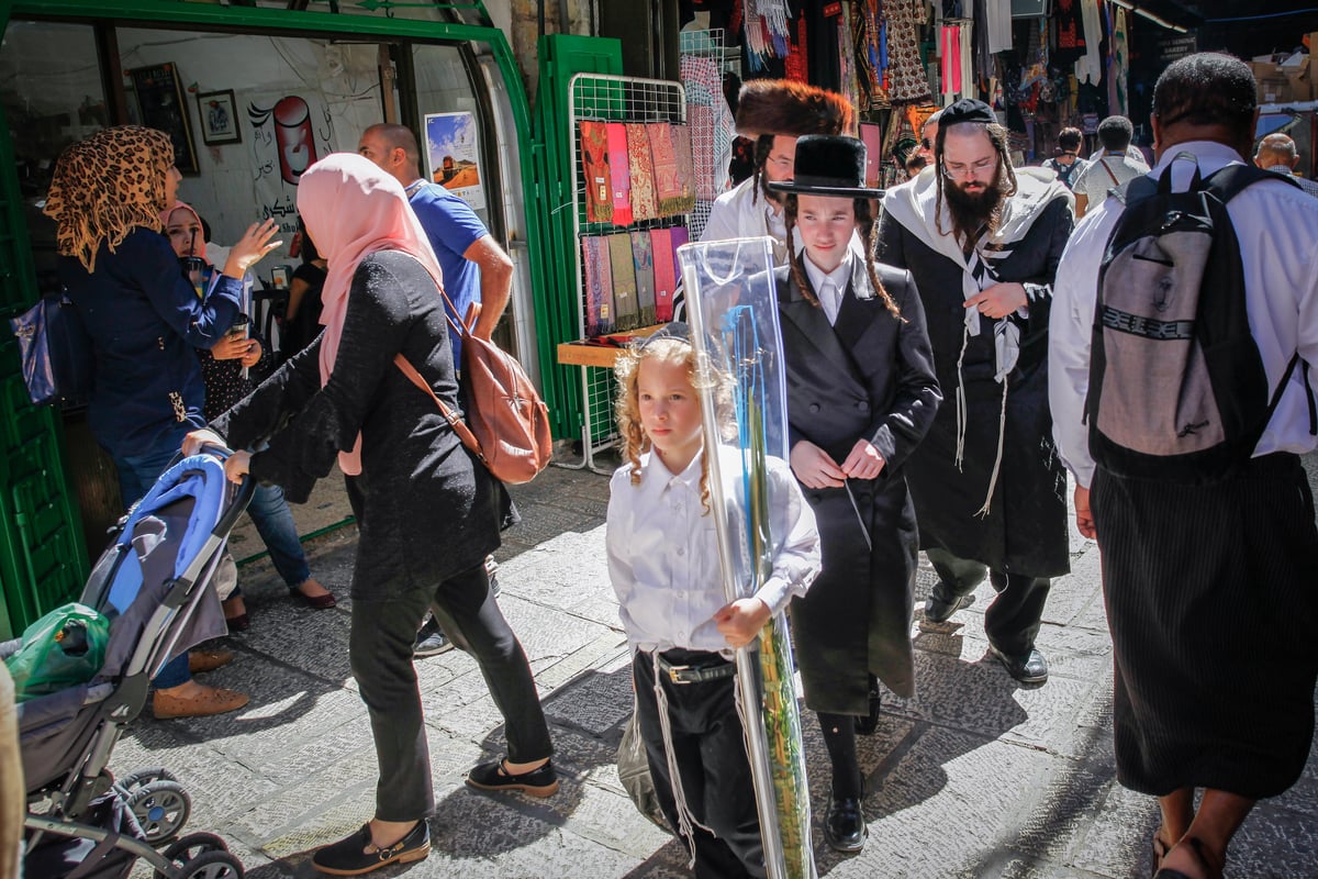 סוכות ברובע המוסלמי: יהודים עם ד' המינים