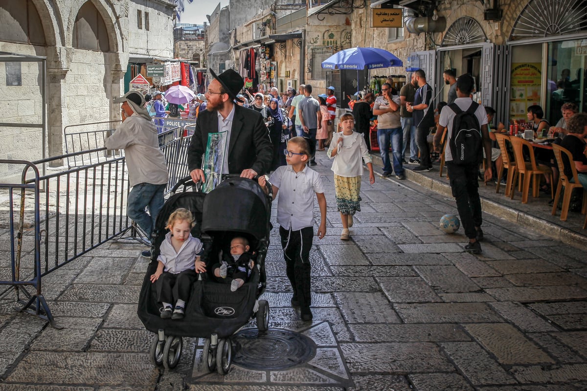 סוכות ברובע המוסלמי: יהודים עם ד' המינים