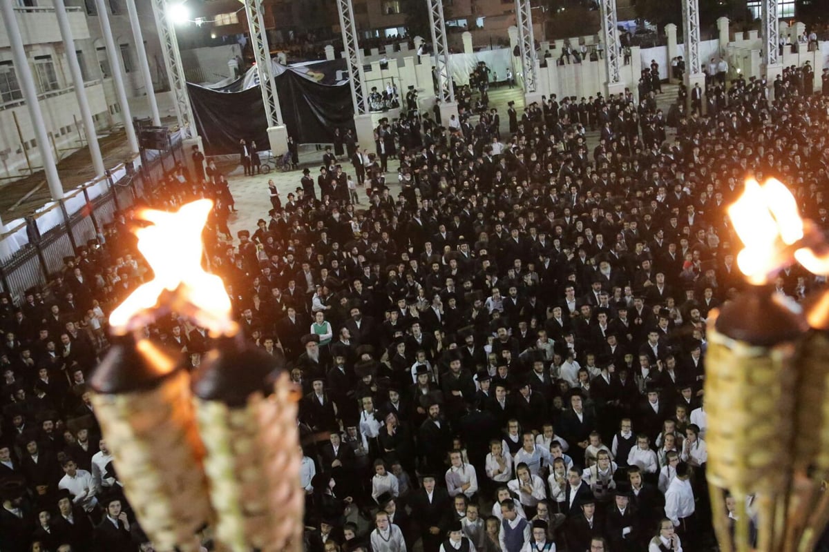 ולפידים בידיהם: שמחת בית השואבה בבעלזא