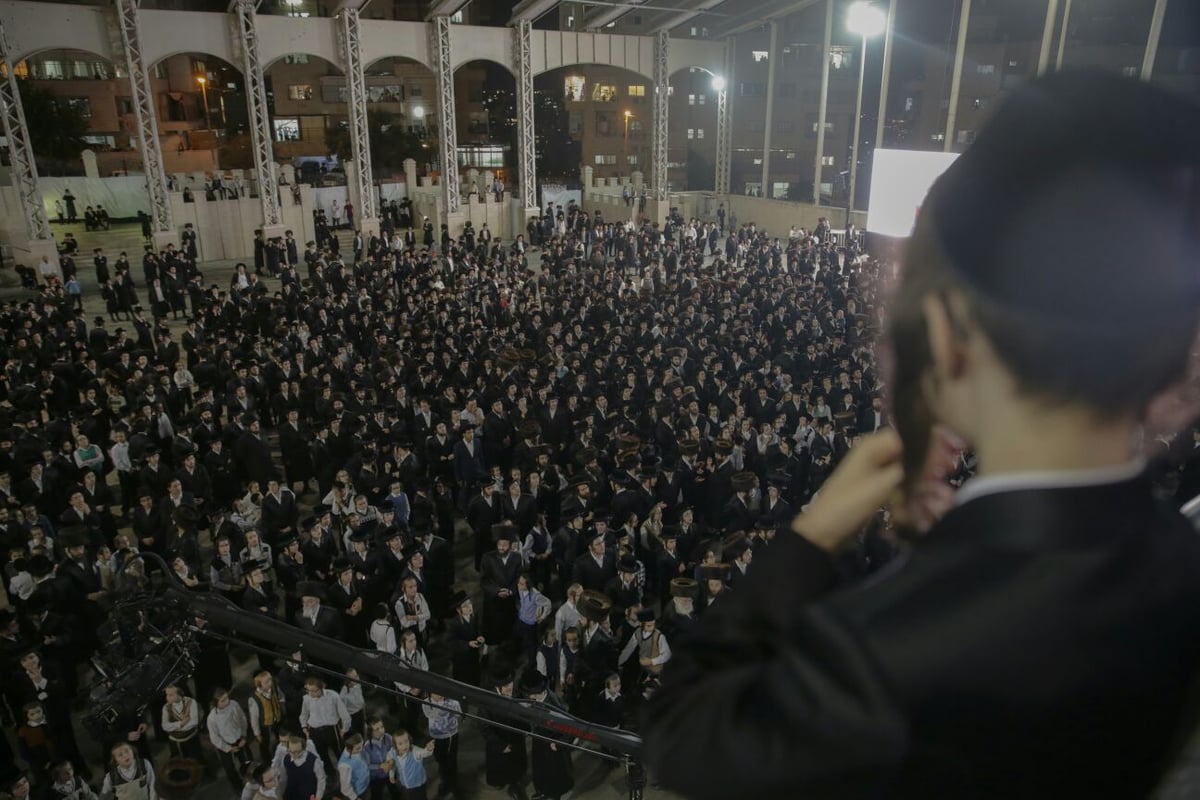 ולפידים בידיהם: שמחת בית השואבה בבעלזא