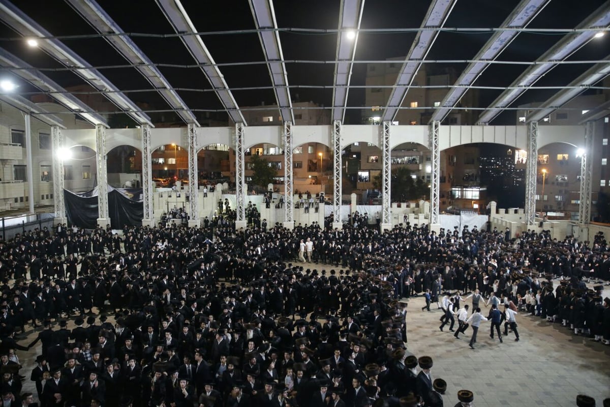 ולפידים בידיהם: שמחת בית השואבה בבעלזא