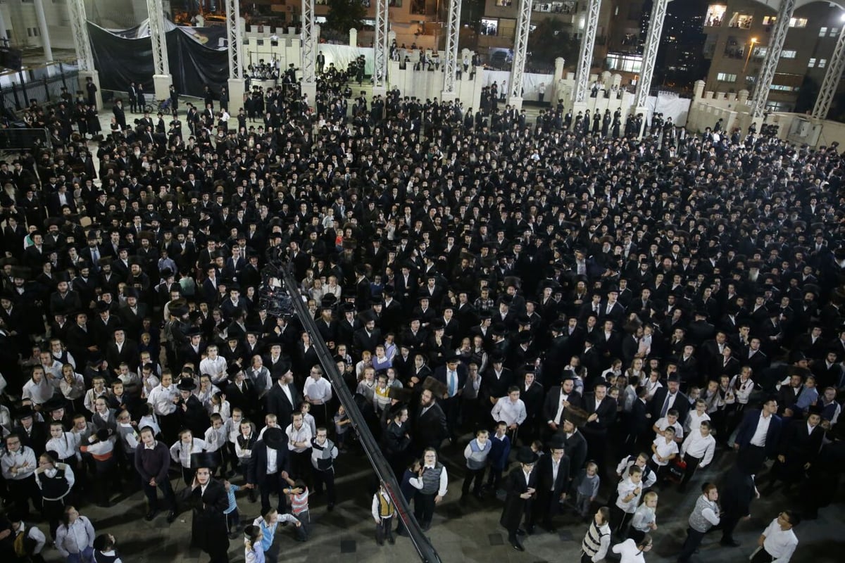 ולפידים בידיהם: שמחת בית השואבה בבעלזא