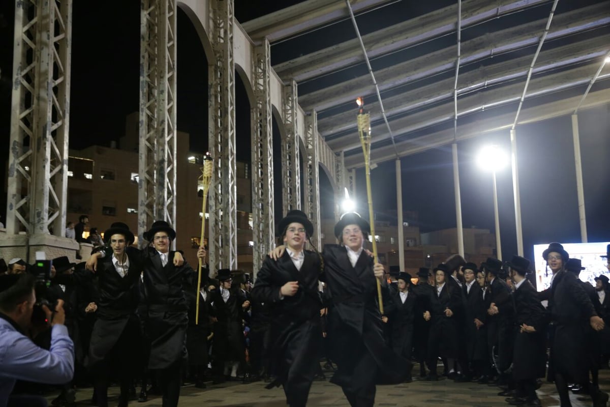 ולפידים בידיהם: שמחת בית השואבה בבעלזא