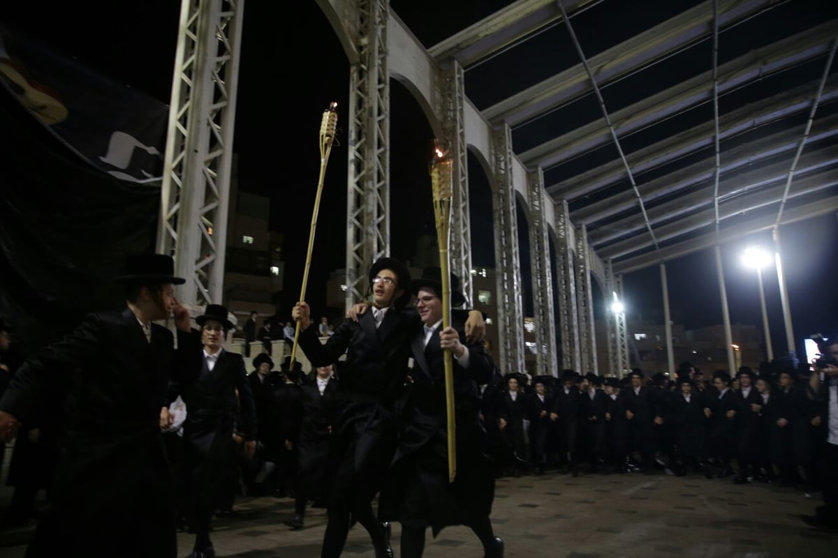 ולפידים בידיהם: שמחת בית השואבה בבעלזא