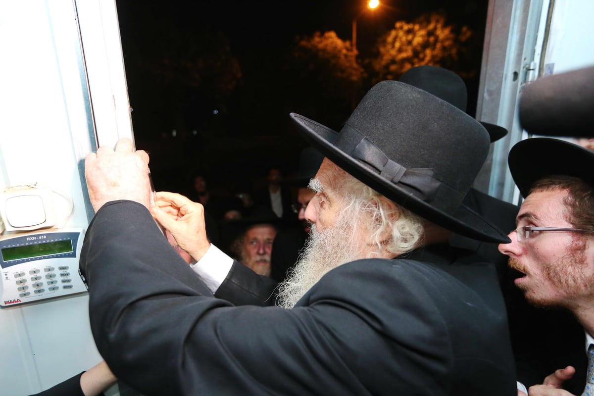 קביעת מזוזות בבית הכנסת של 'הפלג' בבית שמש