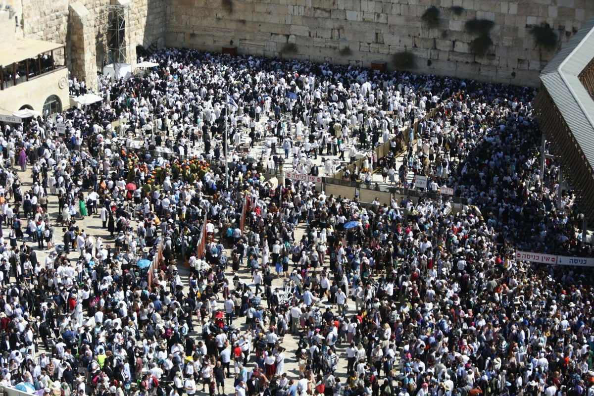 מעמד 'ברכת כהנים' של מוסף בכותל המערבי. צפו