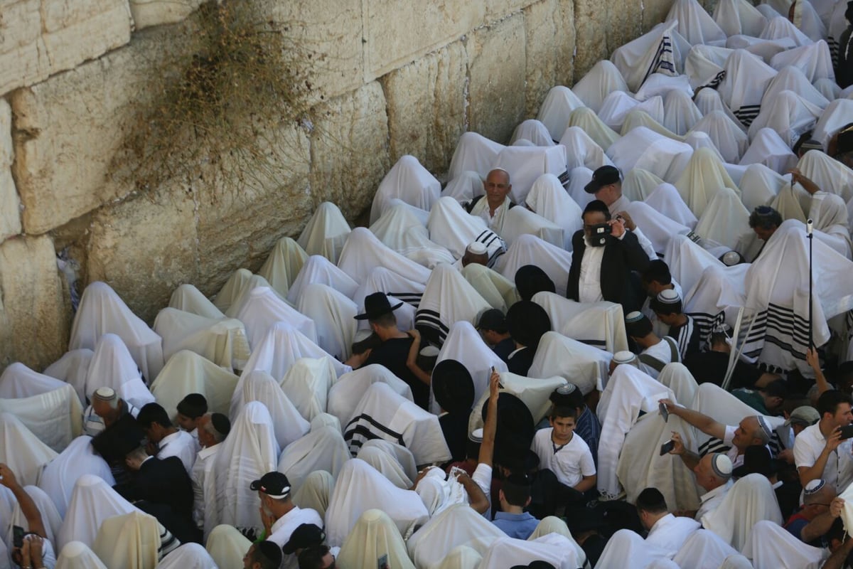 מעמד 'ברכת כהנים' של מוסף בכותל המערבי. צפו