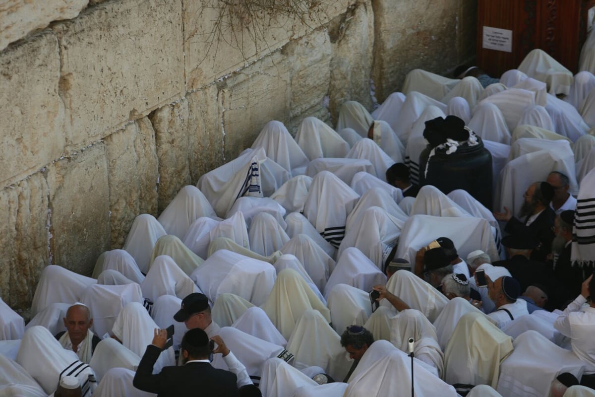 מעמד 'ברכת כהנים' של מוסף בכותל המערבי. צפו