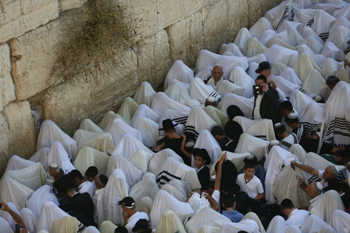 מעמד 'ברכת כהנים' של מוסף בכותל המערבי. צפו