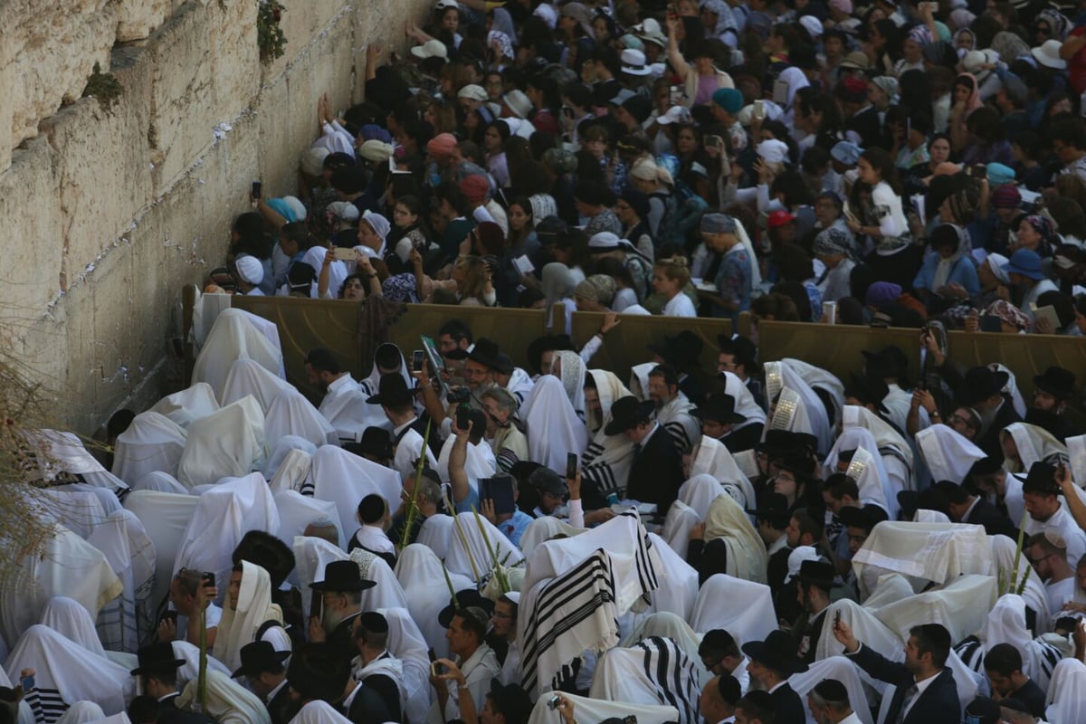 מעמד 'ברכת כהנים' של מוסף בכותל המערבי. צפו