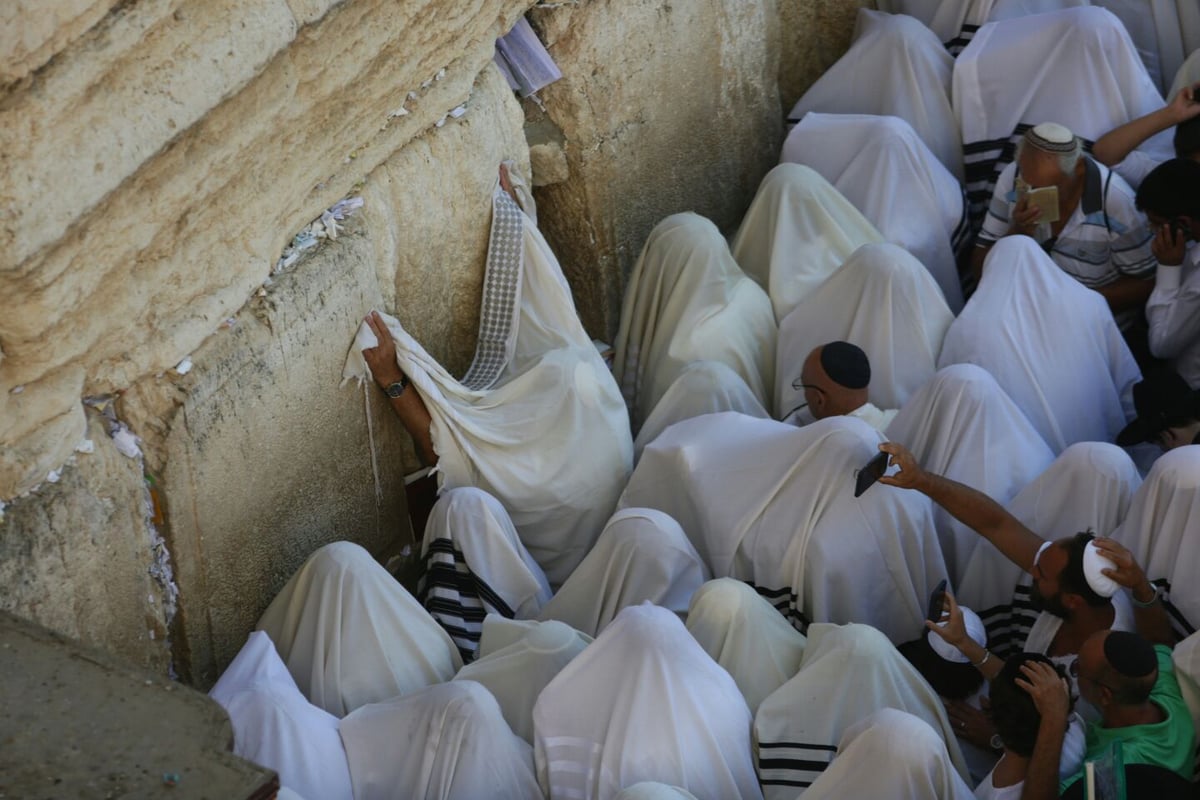 מעמד 'ברכת כהנים' של מוסף בכותל המערבי. צפו